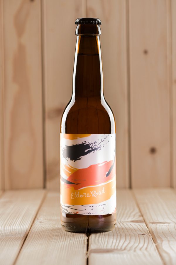 Eldora Road, American Pale Ale blonde à 5,9°, légèrement houblonnée avec des notes d’agrumes. Une bière rafraîchissante à faible amertume.