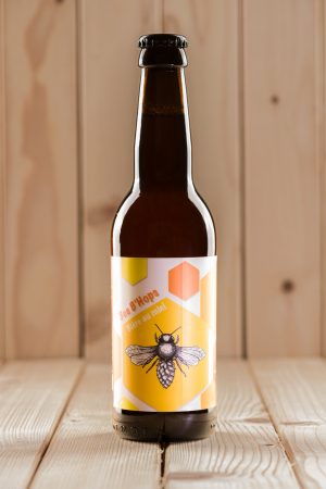 bee-bhops-biere-blonde-miel-6.jpg Bouteille de Bee B’Hops, bière blonde artisanale au miel à 6°