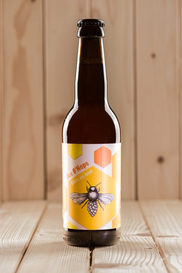 bee-bhops-biere-blonde-miel-6.jpg Bouteille de Bee B’Hops, bière blonde artisanale au miel à 6°